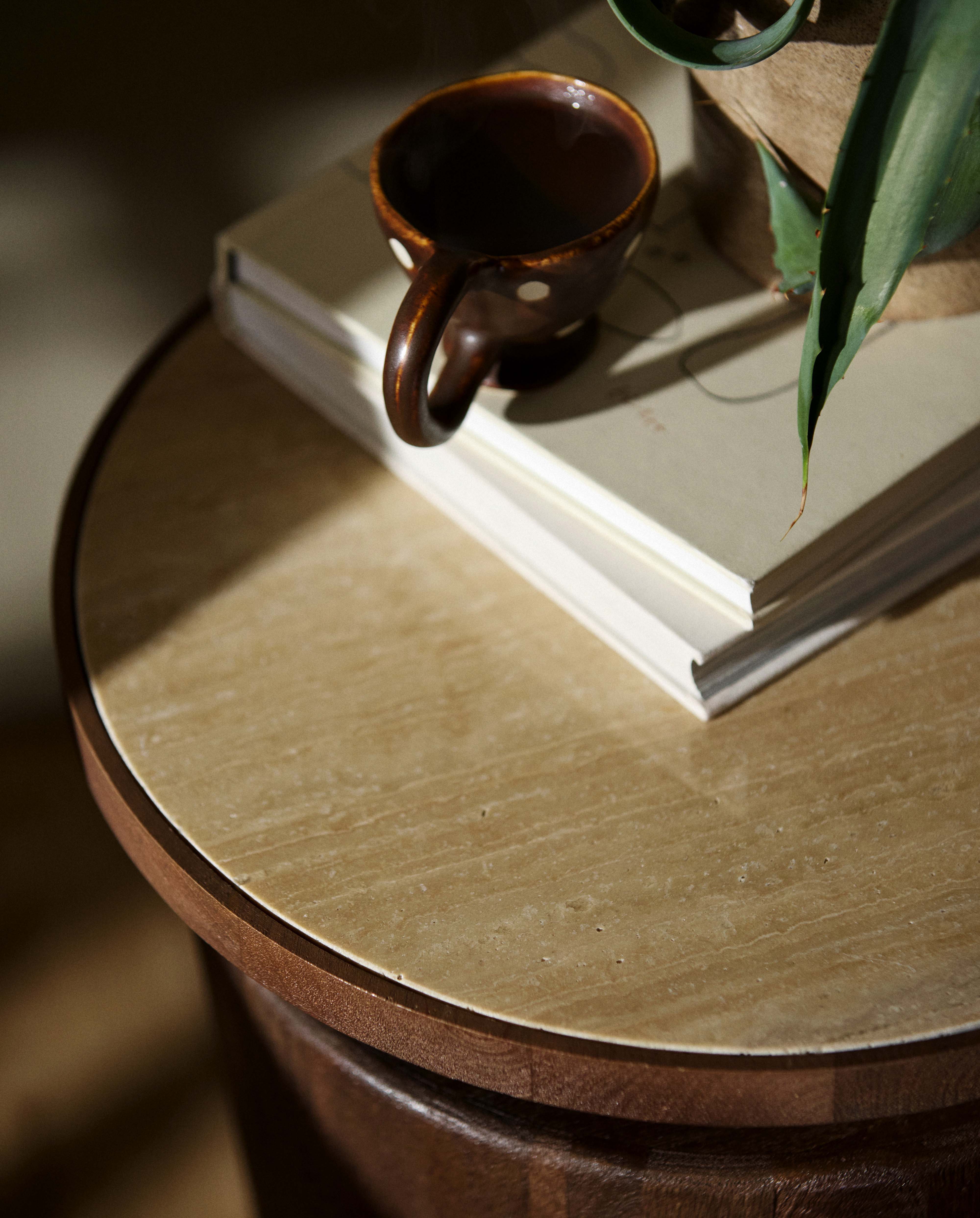 KWANDO side table w. travertine top - nature