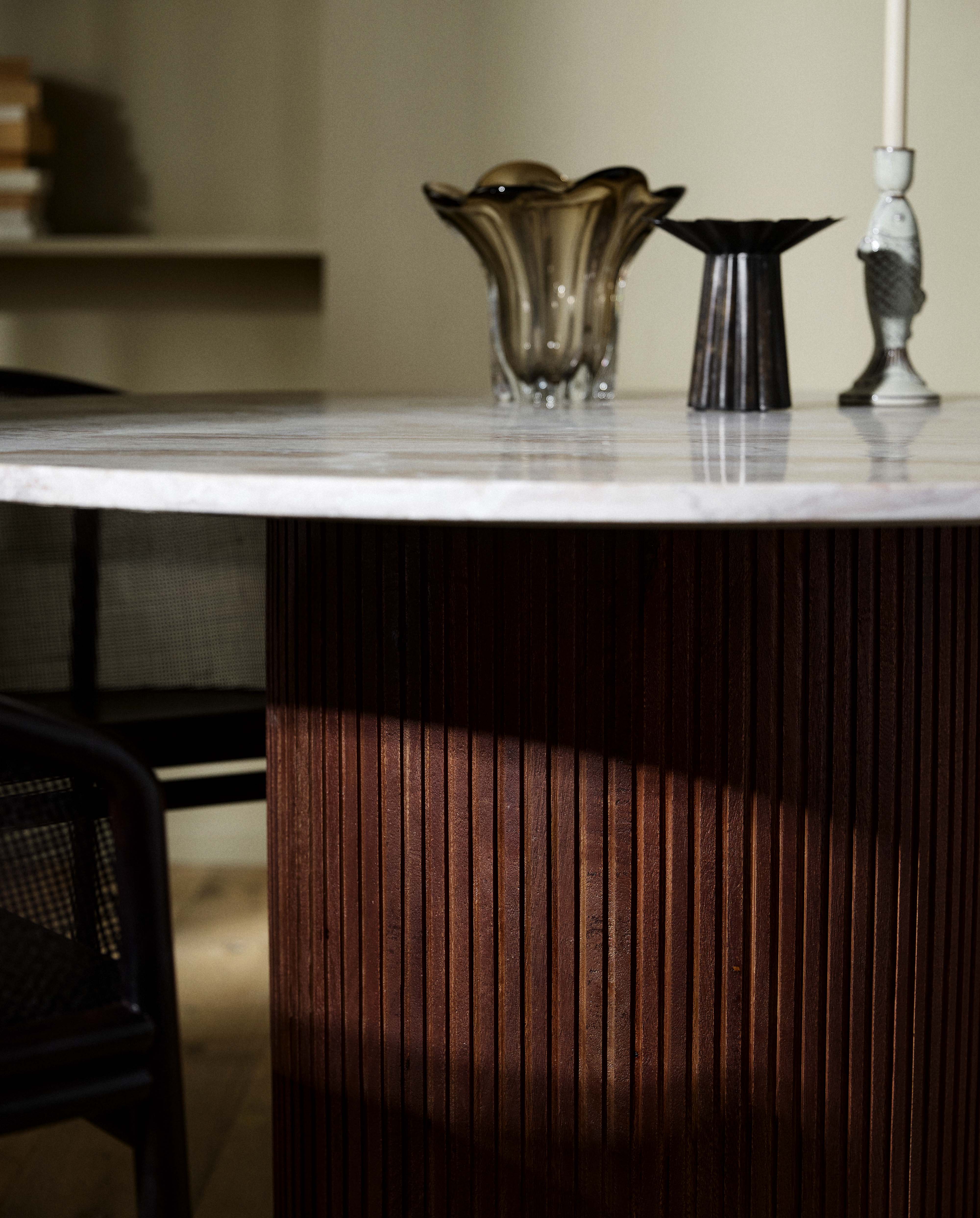 Mesa de comedor redonda ERIE - acabado en madera con tablero de mármol natural marfil