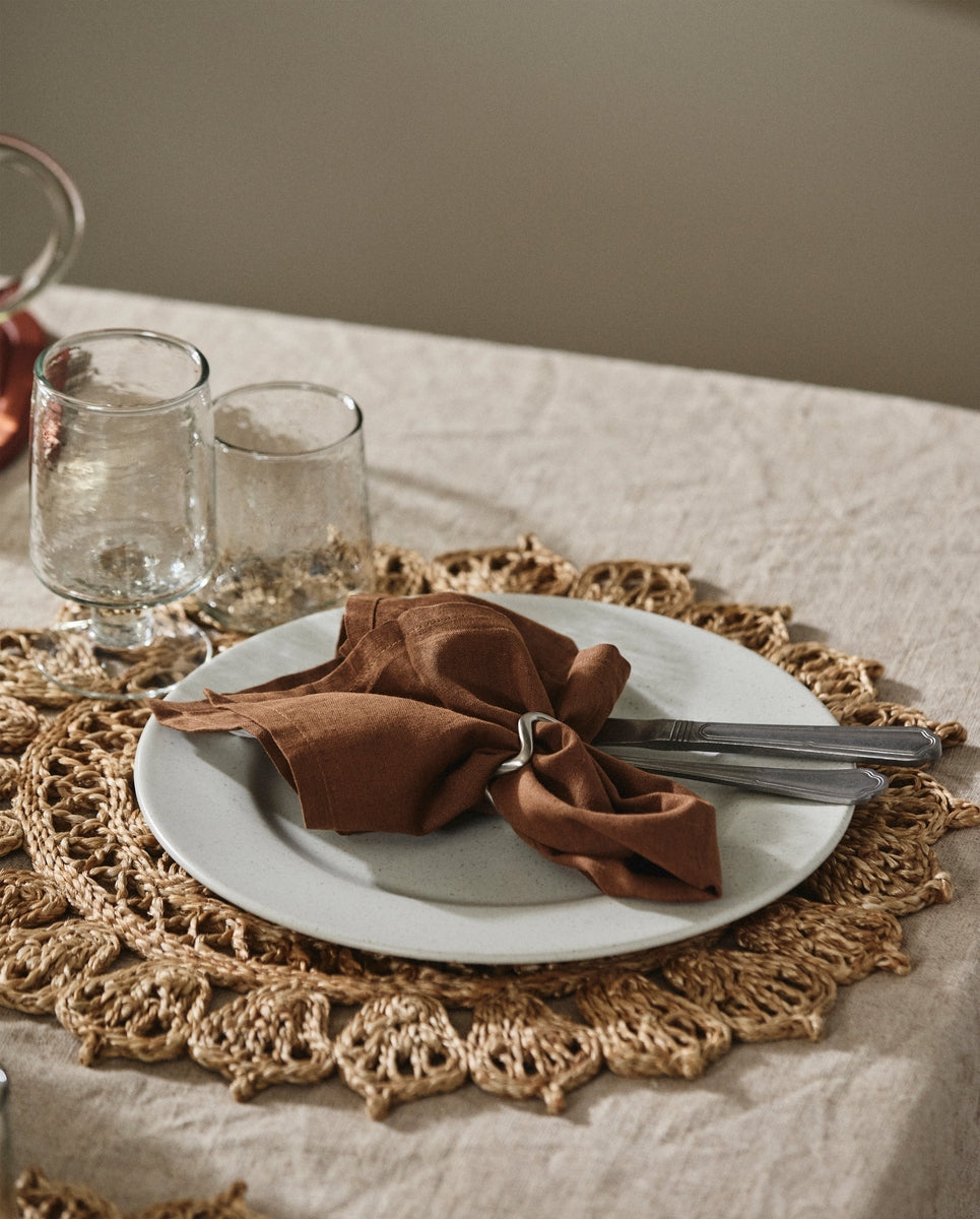 Servet, bruin, omzoomd