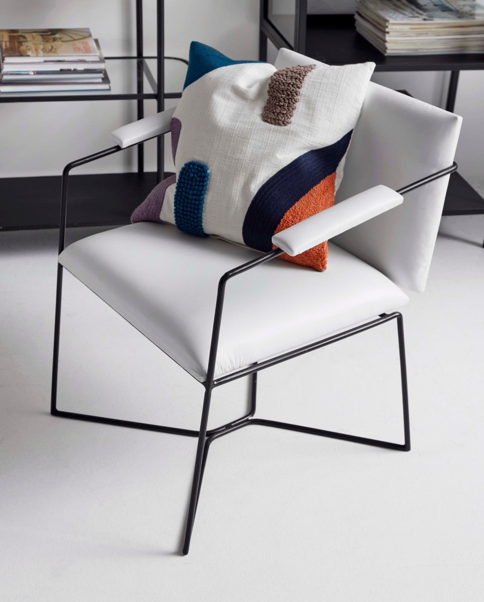 Copricuscino, bianco con ricamo blu/arancione.