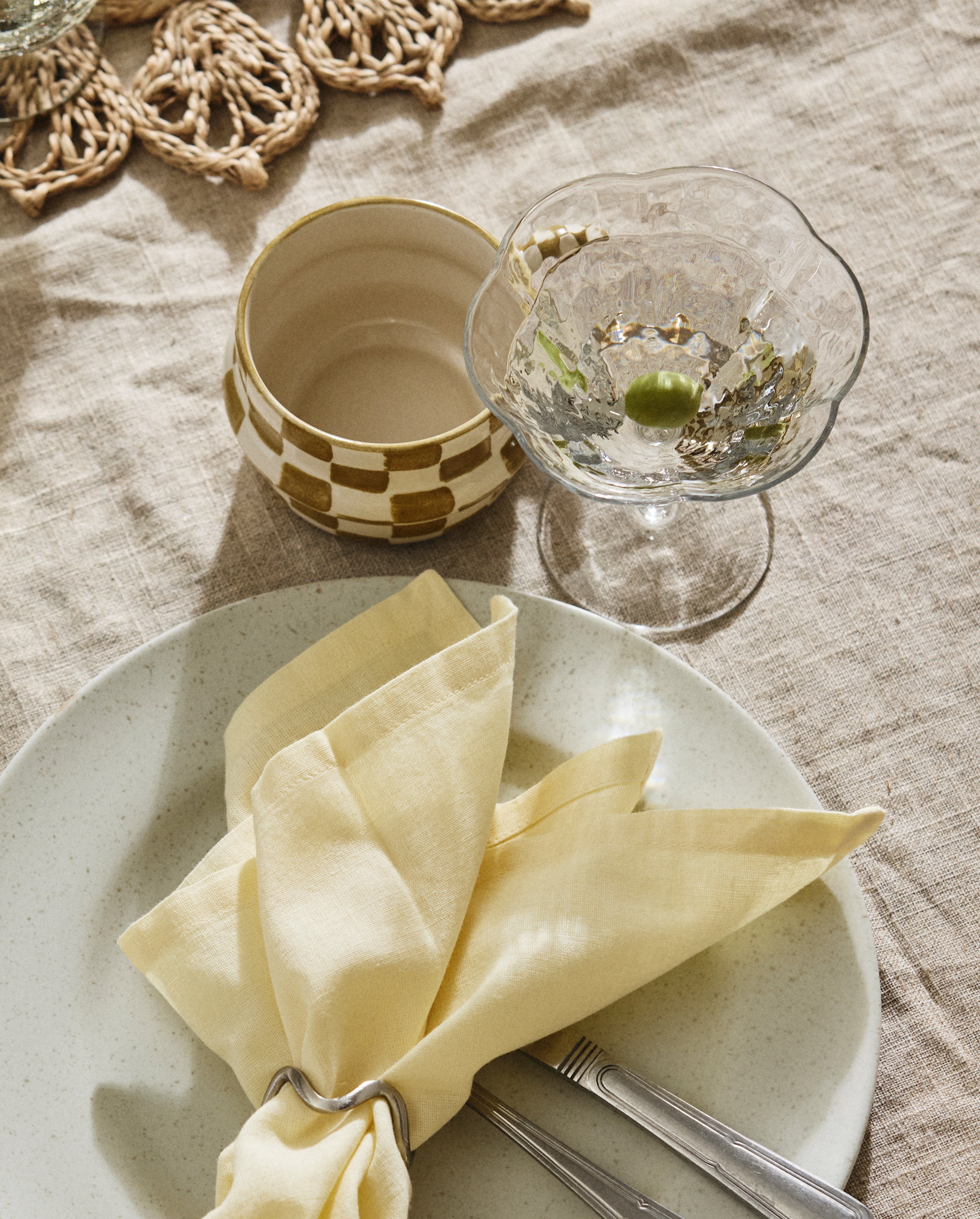 Serviette, hellgelb, gesäumt