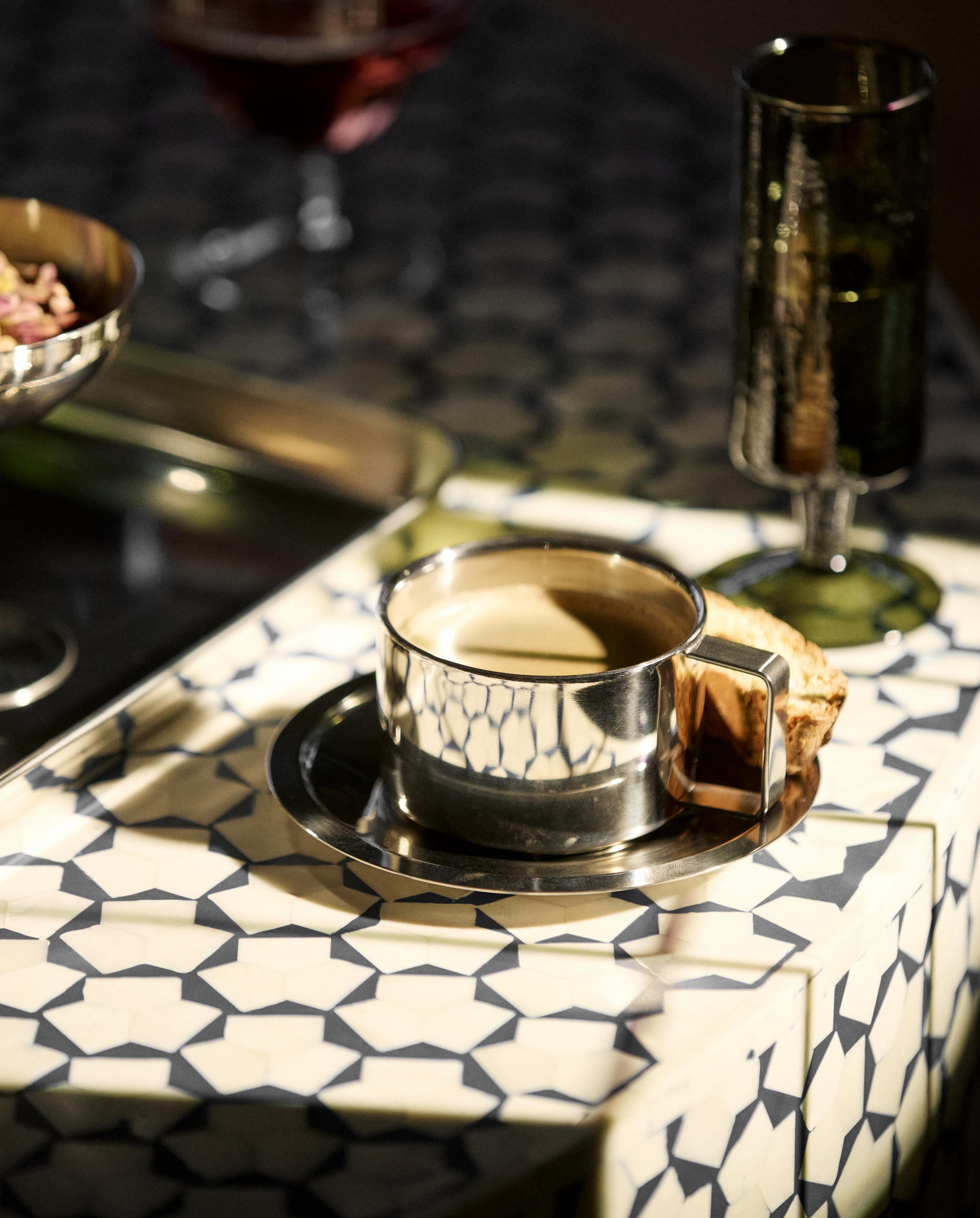 Taza CITREA con platillo - acabado cromado