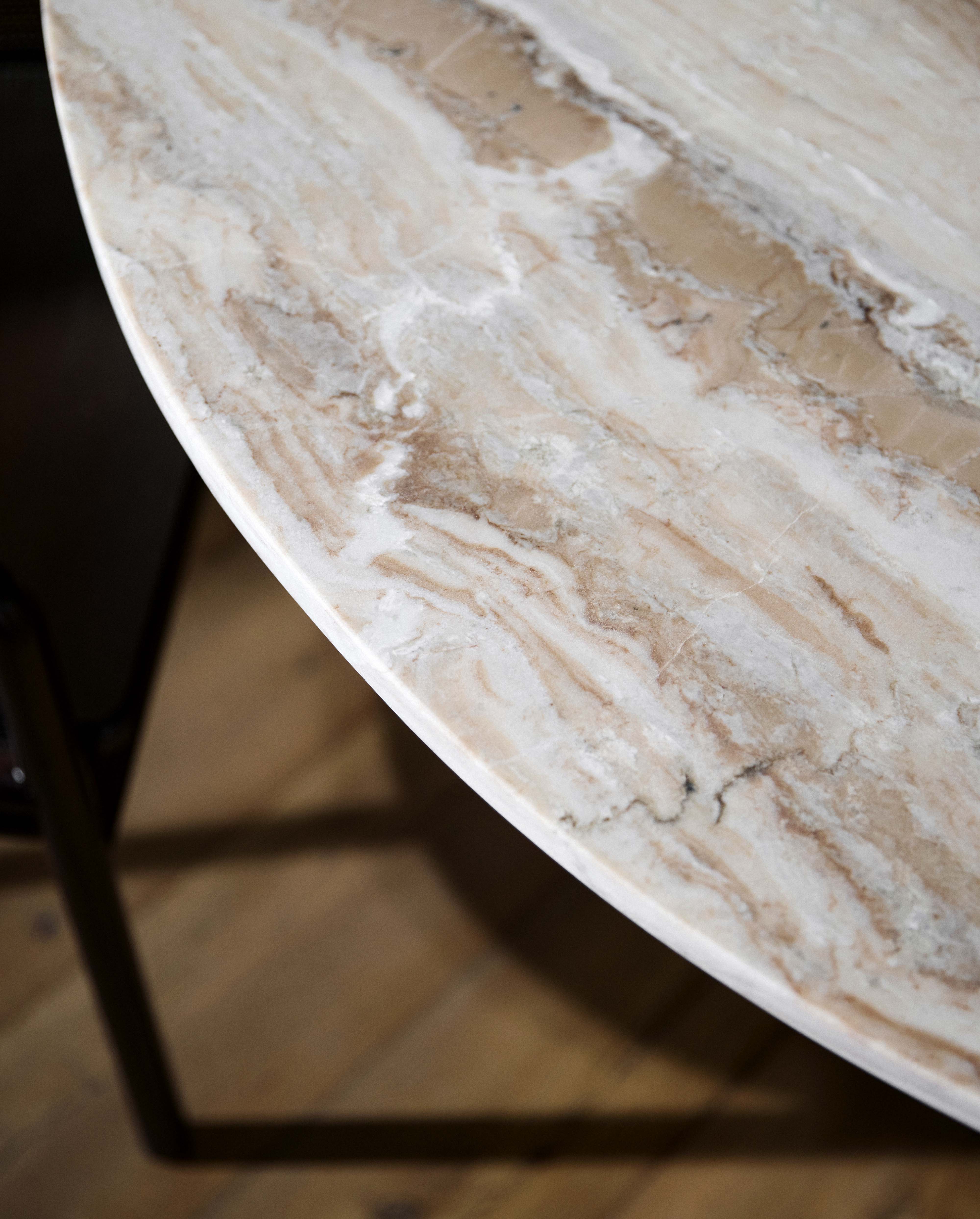 Mesa de comedor redonda ERIE - acabado en madera con tablero de mármol natural marfil