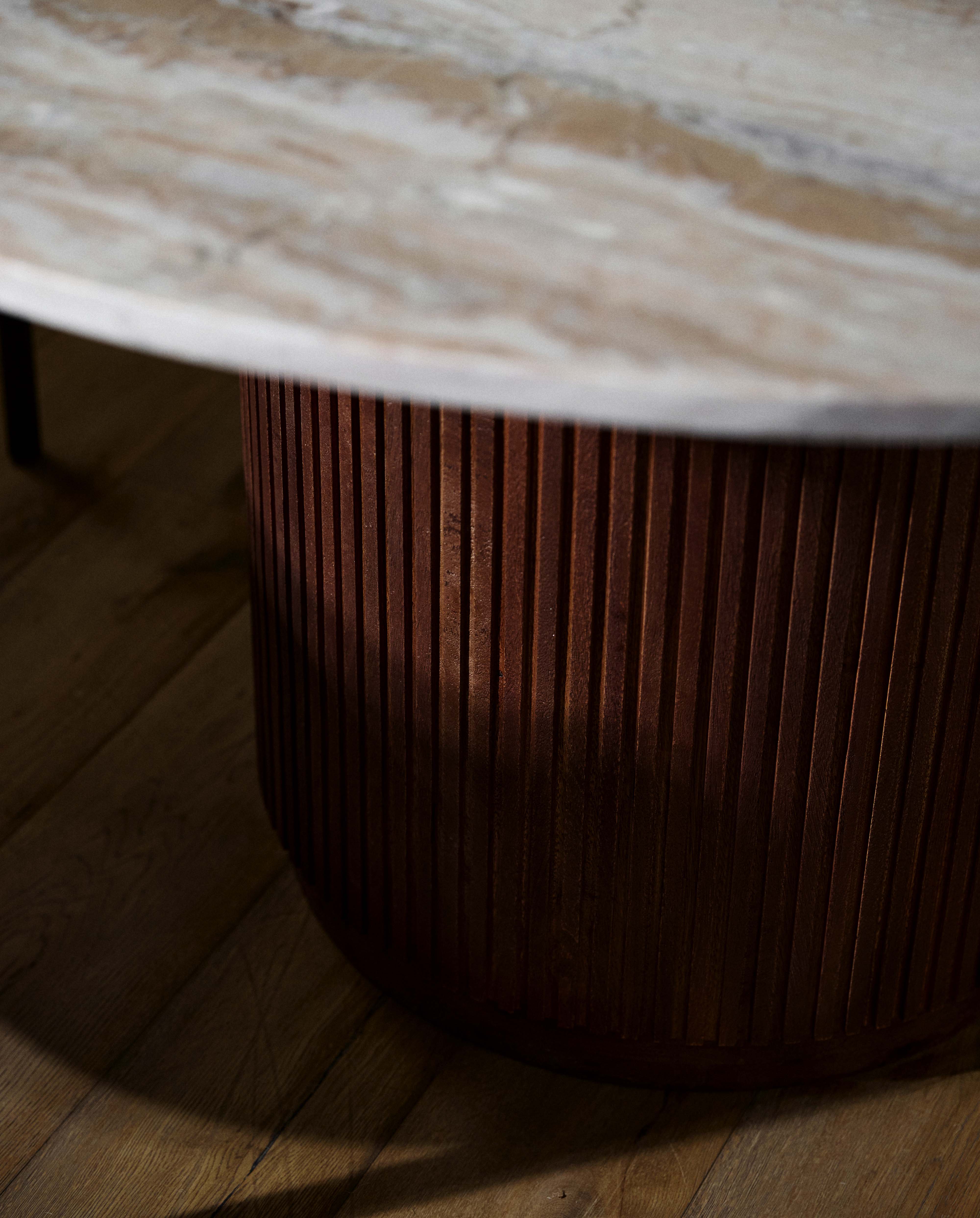 Mesa de comedor redonda ERIE - acabado en madera con tablero de mármol natural marfil